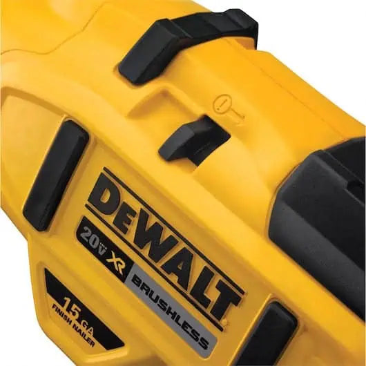DeWalt 20V MAX* XR‚® 15 Gauge Cordless Angled Finish Nailer Kit