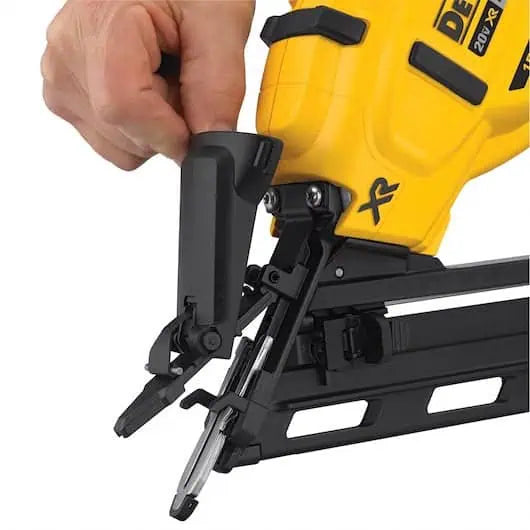 DeWalt 20V MAX* XR‚® 15 Gauge Cordless Angled Finish Nailer Kit