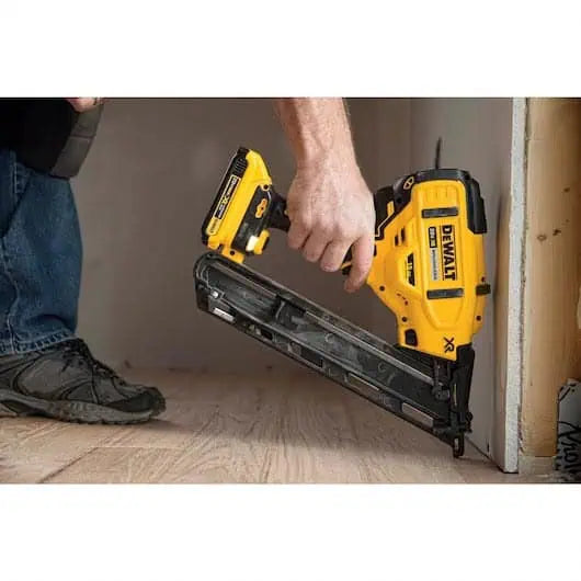 DeWalt 20V MAX* XR‚® 15 Gauge Cordless Angled Finish Nailer Kit