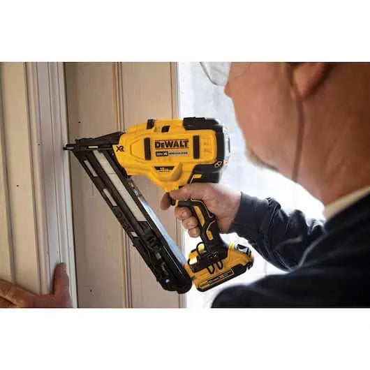 DeWalt 20V MAX* XR‚® 15 Gauge Cordless Angled Finish Nailer Kit
