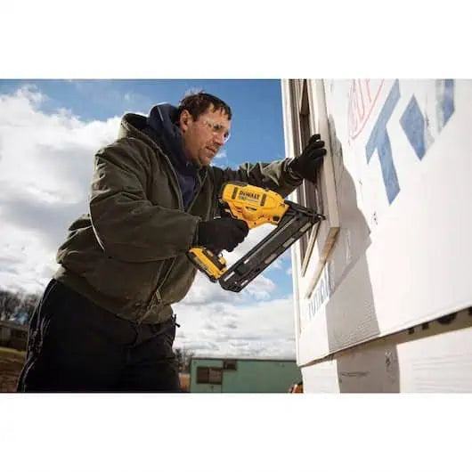 DeWalt 20V MAX* XR‚® 15 Gauge Cordless Angled Finish Nailer Kit