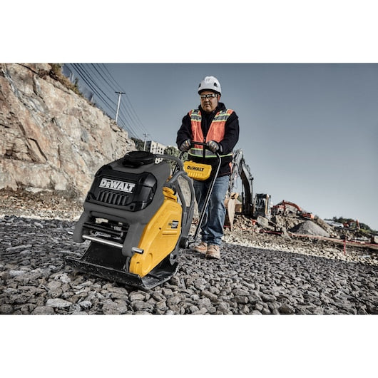 DeWalt POWERSHIFT™ Forward Plate Compactor Kit